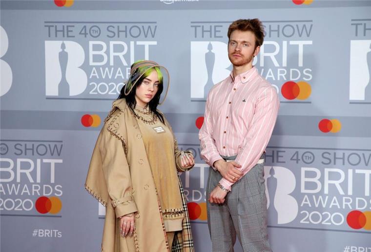Der Bruder von Popstar Billie Eilish (links), der Musiker Finneas O’Connell, hat sich verlobt. (Archivbild)