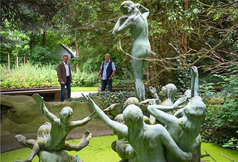 Thieles Garten bekommt 75.000 Euro für Restaurierungen Der Brunnen „Geburt der Venus“ ist das größte Skulpturen-Enemble des Parks am Mecklenburger Weg und bis ins Innere perforiert von Löchern und Rissen, durch die Feuchtigkeit eindringt und die Drahtgestelle rosten lässt. Leroy Czichy vom Gartenbauamt (links) und Thiele-Freund Holger Welt inspizieren die Anlage ständig.