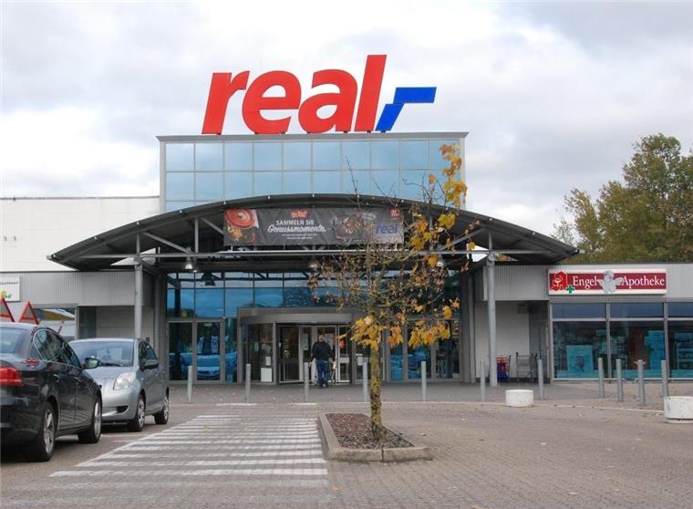 Spaden: Real-Mitarbeiter fürchten um ihre Jobs Der Bürgermeister von Spaden berichtet, dass die Mitarbeiter des Real-Marktes in Spaden Sorge um ihre Jobs haben.