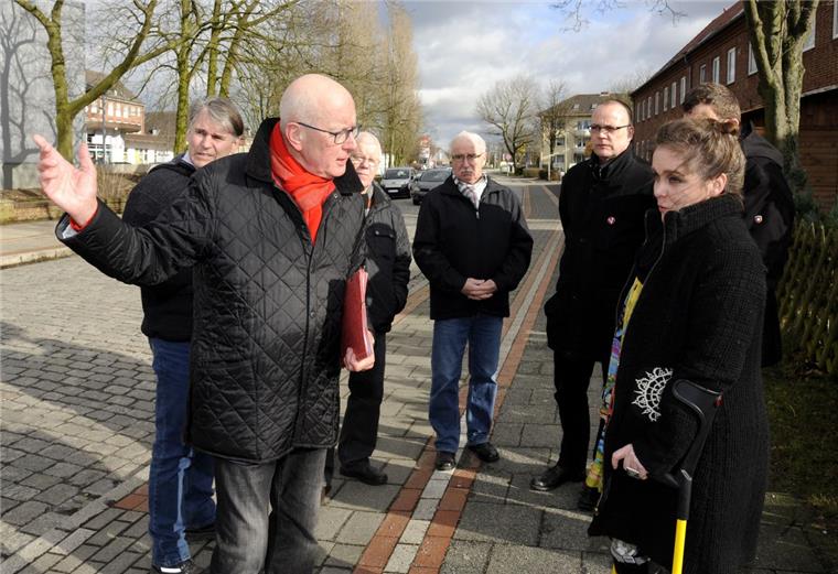 Twischlehe: Bauarbeiten sind geplant Der Bürgerschaftsabgeordnete Bernd Ravens (links) diskutiert mit Baudezernentin Jeanne-Marie Ehbauer den Zustand der Twischlehe. Foto Scheschonka