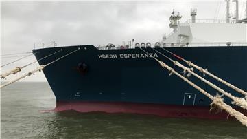 Der Bug des LNG-Terminalschiffs „Höegh Esperanza“ ist mit Leinen gesichert.