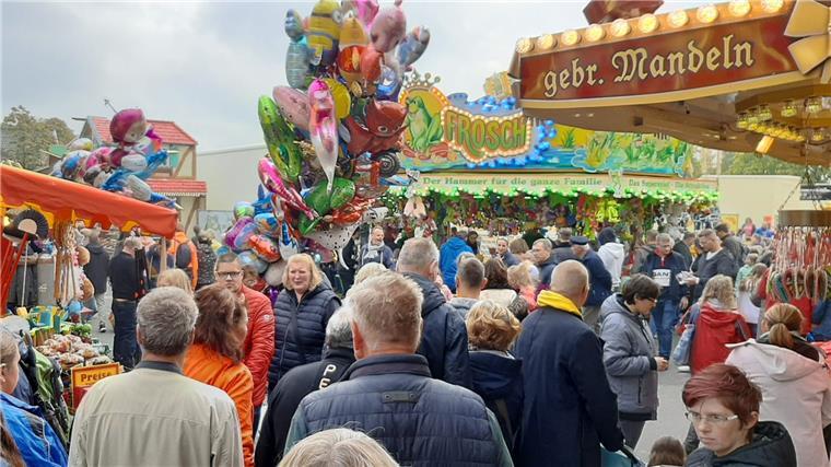 In Rodenkirchen ist endlich wieder Volksfeststimmung Der Bummelspaß in Rodenkirchen zieht viele Besucher an.