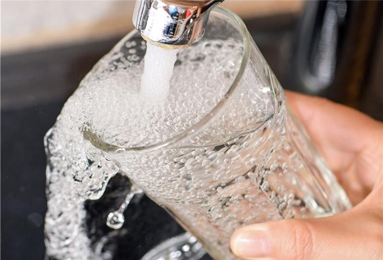 Hagen: Nitrat aus Wasser noch nicht verschwunden Wasser im Glas, Wasserhahn