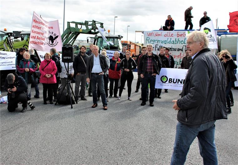 Demonstration: Bauern blockieren Hafen in Brake Der Bundesgeschäftsführer der Arbeitsgemeinschaft bäuerliche Landwirtschaft, Georg Janßen (rechts) forderte die Bundesregierung zum Handeln auf.