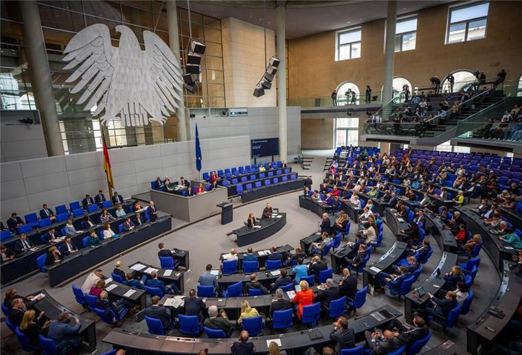 Migrationspolitik: Bundestag stimmt für mehr Zurückweisungen Der Bundestag stimmt für schärfere Grenzkontrollen. Union erhält Unterstützung von AfD und FDP. SPD und Grüne äußern scharfe Kritik.