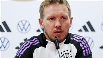 Der Bundestrainer dachte vor der Partie in Zenica über den Fußball hinaus.
