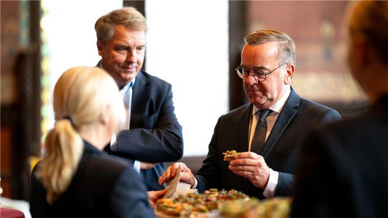 Der Bundesverteidigungsminister ist zum ersten Mal zu Besuch beim Kramermarkt.