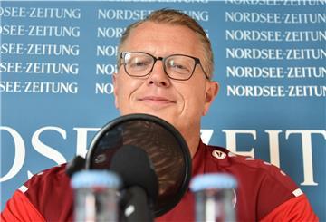 Der Bundetrainer für einen Tag, Stefan Schlie, stand den Fragen der NZ-Journalisten Rede und Antwort. Sein Heimatverein ist der ESC Geestemünde, wo er die erste Herrenmannschaft trainiert. Foto: Teichmann