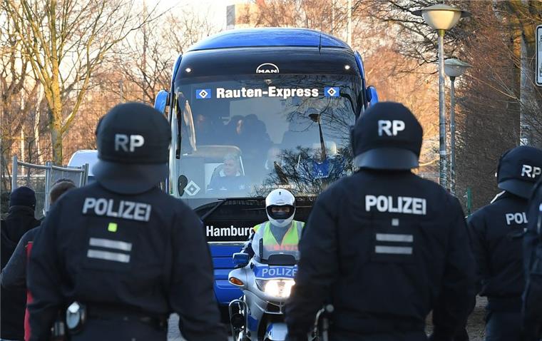 Streit um Polizeikosten bei Hochrisikospielen geht weiter Der Bus des HSV wurde im Februar 2018 umgeleitet, damit er nicht an den Bremer Fans vorbeifahren musste. Bremen will die Fußball-Liga an den Polizeimehrkosten bei Hochrisikospielen beteiligen.