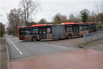 Der Busbahnhof an der Zevener Integrierten Gesamtschule soll verlegt und behindertengerecht gestaltet werden. Wo jetzt noch die Busse soll ein Campus entstehen, um die beiden Schulen zu verbinden und den Grundschülern einen sicheren Weg zur Mensa zu ermöglichen.  
