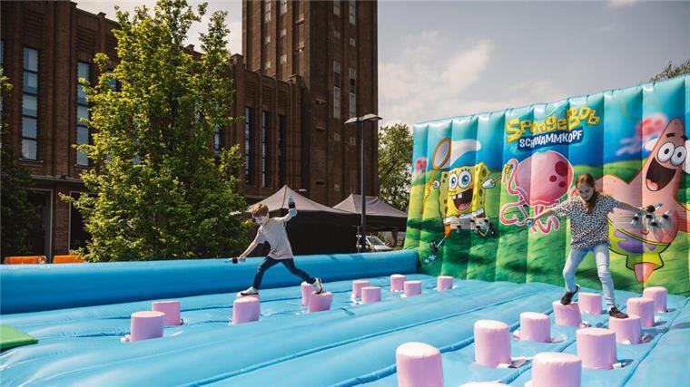 TOGGO Tour macht Halt in Bremerhaven – Action für die ganze Familie Zwei Kinder auf einem Spielgerät