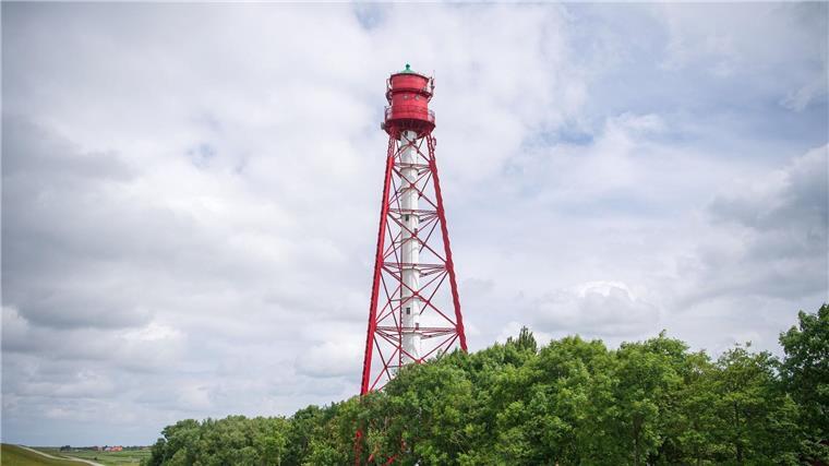 Picknick für Paare auf Deutschlands höchstem Leuchtturm Der Campener Leuchtturm an der Ostfriesischen Küste.