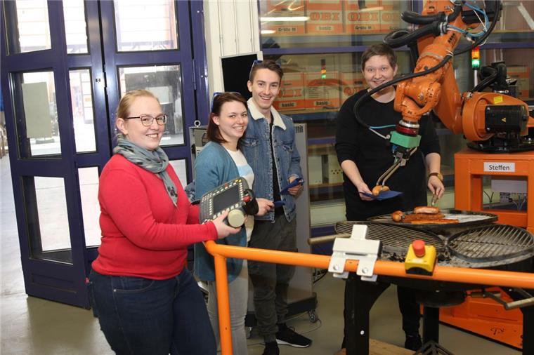 Campustag am 29. Juni: Finde den perfekten Studiengang für dich! Studenten der Hochschule Bremerhaven zeigen Interessierten am Campustag die Seminarräume