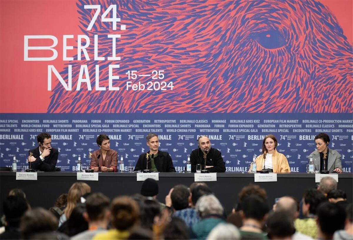 Favoriten und Hollywood-Besuch bei der Berlinale Der Cast um Schauspieler Gael García Bernal (3.v.l.) stellt mit Regisseur Piero Messina den Film „Another End“ bei der Berlinale vor.