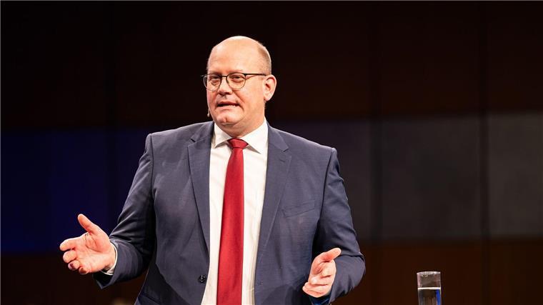 Der CDU-Abgeordnete Mohrmann warnt vor den wirtschaftlichen Folgen einer Ausbreitung der Schilf-Glasflügelzikade in Niedersachsen. (Archivbild)
