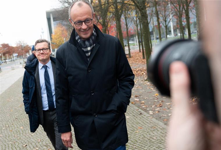 Der Ampel-Ausfall: Das sind die neuesten Entwicklungen - Merz drückt aufs Tempo Friedrich Merz, CDU-Bundesvorsitzender und CDU/CSU-Fraktionsvorsitzender im Bundestag, kommt zu einem Treffen mit Bundeskanzler Scholz (SPD) ins Kanzleramt.