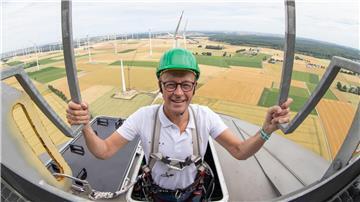 Der CDU-Bundesvorsitzende Friedrich Merz steigt auf das Maschinenhaus einer Windkraftanlage. (Archivbild)