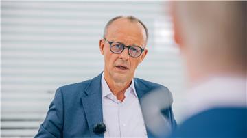 Der CDU-Vorsitzende Friedrich Merz (l) sitzt mit Moderator Theo Koll beim ZDF-Sommerinterview.