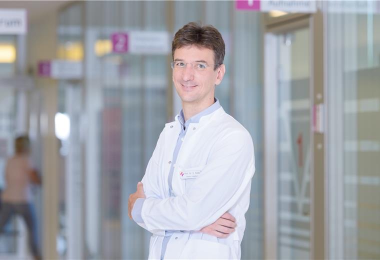 Der Chefarzt der Anästhesie und Intensivmedizin im Klinikum Reinkenheide, Dr. Oliver Radke, bereitet sich mit seinem Team auf die Aufnahme von Corona-Infizierten vor.