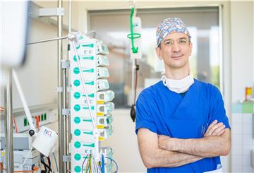 Der Chefarzt der Intensivstation im Klinikum Reinkenheide, Privat-Dozent Dr. Oliver Radke, behandelt mit seinem Team Covid-Patienten.