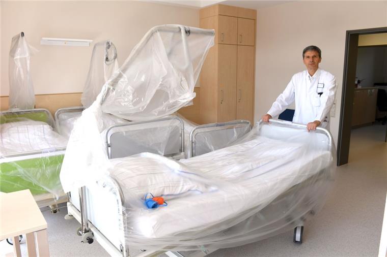 Der Chefarzt der Kinderklinik, Dr. Axel Renneberg, demonstriert, wie viel größer die neuen Räume der Kinderklinik sind.