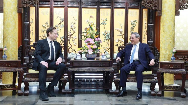 Medien: Musk erzielt „Autopilot“-Zusage in Peking Der chinesische Premierminister Li Qiang trifft sich in Peking mit Elon Musk (l.).