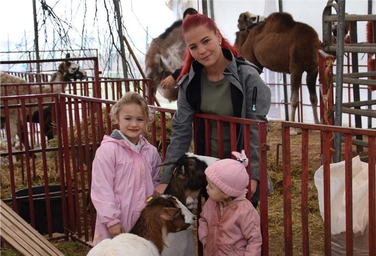 Letzte Hoffnung in Stadland: Weihnachtszirkus Der Circus Olympia ist ein Familienunternehmen. Um die beiden Ziegen Bibi und Tina kümmern sich alle, auch Lavinia Renz und ihre Töchter Jolina (links) und Melody.