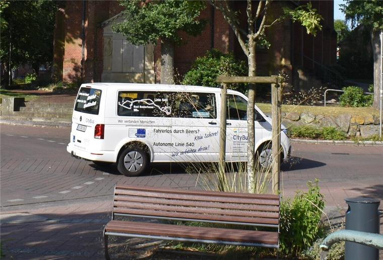 Ein Bus, ein Auto und eine Skulptur