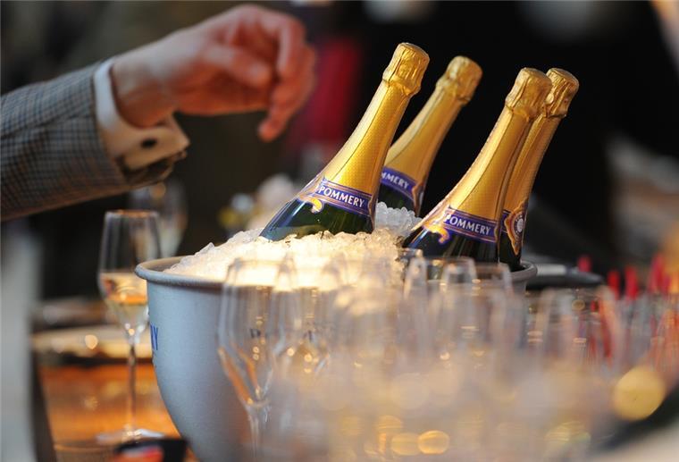 „Es geht stetig bergauf“ - Die Reichen werden immer reicher Champagner steht am 21.01.2012 in Berlin beim Gala Fashion Brunch im Rahmen der Fashion Week Berlin im Hotel Ellington für Gäste bereit.
