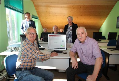 Der Clubvorsitzende Kurt Karau (links) und der Seniorenbeauftragte Harald Sommerfeld mit Mitgliedern beim Treffen.