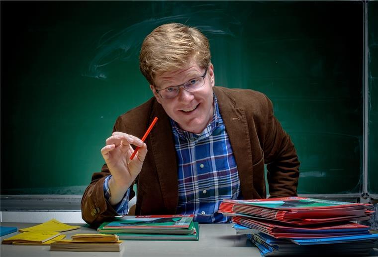 Ein ausgezeichneter Deutschlehrer kommt nach Beverstedt Der Comedian Herr Schröder kommt am 18. Mai im Rahmen des Vorlesefiebers in die Feldhofhalle. Der gelernte Deutschlehrer bietet einen Mix aus Lesung und Stand-up.