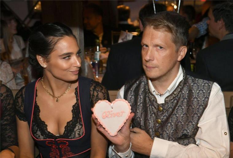 Die Pochers wollen weiter zusammen wohnen und arbeiten Der Comedian Oliver Pocher und seine Noch-Ehefrau Amira feiern im Käfer-Zelt auf dem Oktoberfest (2022).