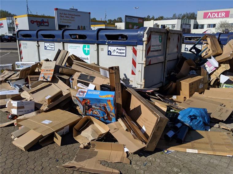 Ärger über Chaos an Recycling-Containern im Cuxland Der Container in Spaden leer, drumherum lauter nicht zerkleinerte Pappkartons.