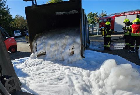 Der Container musste mit Löschschaum geflutet werden.