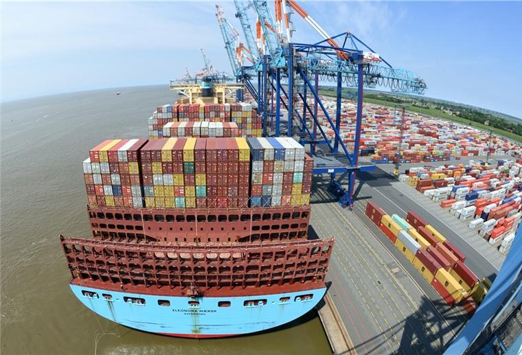 Der Containerfrachter „Eleonora Maersk“ liegt am NTB-Terminal an der Bremerhavener Stromkaje.