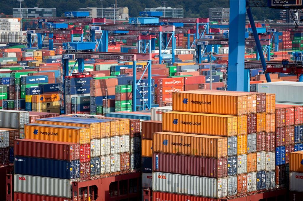 Der Containerumschlag bescherte den Häfen einen jahrzehntelangen Aufschwung mit stetig steigenden Umschlagzahlen, der jedoch ins Stocken geraten ist. In beiden Städten ging der Containerumschlag im vergangenen Jahr zurück, in Bremerhaven um 4,3 Prozent auf 5,5 Millionen TEU und in Hamburg um 9,3 Prozent auf 8,8 Millionen TEU. Zweistellige Wachstumsraten werden so schnell nicht wiederkehren. Die meisten Güter, die in Containern transportiert werden können, sind bereits containerisiert und der Welthandel wächst langsamer.