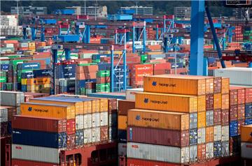 Der Containerumschlag bescherte den Häfen einen jahrzehntelangen Aufschwung mit stetig steigenden Umschlagzahlen, der jedoch ins Stocken geraten ist. In beiden Städten ging der Containerumschlag im vergangenen Jahr zurück, in Bremerhaven um 4,3 Prozent auf 5,5 Millionen TEU und in Hamburg um 9,3 Prozent auf 8,8 Millionen TEU. Zweistellige Wachstumsraten werden so schnell nicht wiederkehren. Die meisten Güter, die in Containern transportiert werden können, sind bereits containerisiert und der Welthandel wächst langsamer.