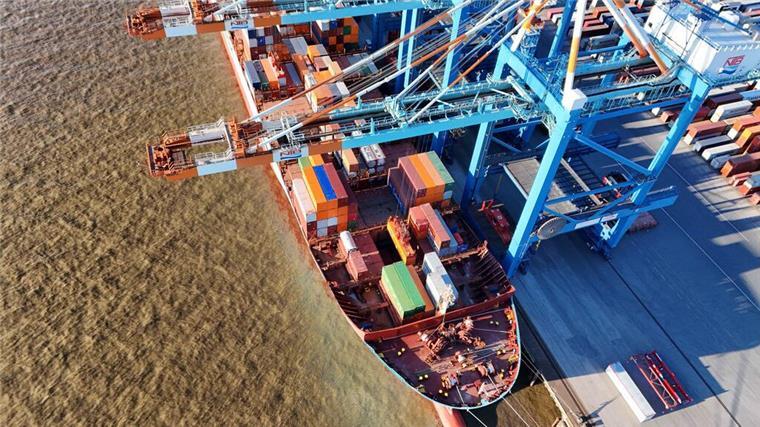 Hafenbilanz für Bremerhaven: Container-Boom, aber Autoumschlag im Sinkflug Containerbrücke über einem Schiff.