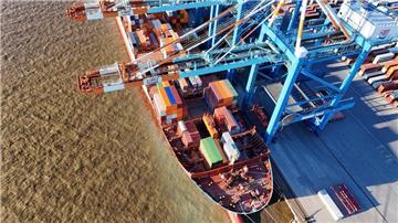 Containerbrücke über einem Schiff.
