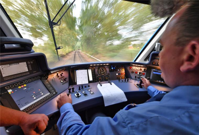 Neue Wasserstoffzüge: Schulungen für alle Lokführer Ein Lokführer im Cockpit des neuen Wasserstoffzugs im Netz der EVB.