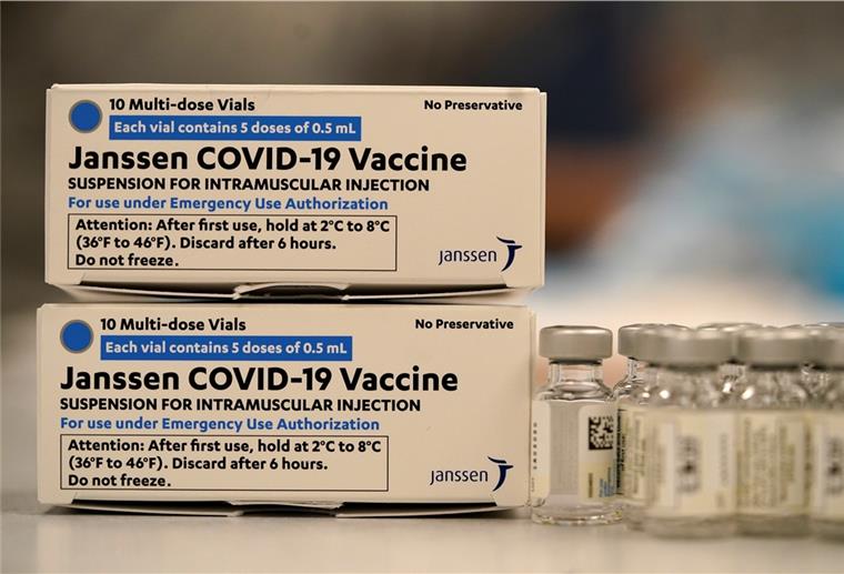Zwei übereinander gestapelte Verpackungen des Corona-Impfstoff des US-Pharmakonzerns Johnson & Johnson stehen neben Ampullen in der Apotheke des National Jewish Hospitals. Anders als bei den anderen Corona-Impfstoffen benötigt man nur eine Spritze des Impfstoffes von Johnson & Johnson, um einen Impfschutz zu erhalten. 