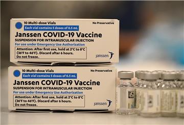 Zwei übereinander gestapelte Verpackungen des Corona-Impfstoff des US-Pharmakonzerns Johnson & Johnson stehen neben Ampullen in der Apotheke des National Jewish Hospitals. Anders als bei den anderen Corona-Impfstoffen benötigt man nur eine Spritze des Impfstoffes von Johnson & Johnson, um einen Impfschutz zu erhalten. 