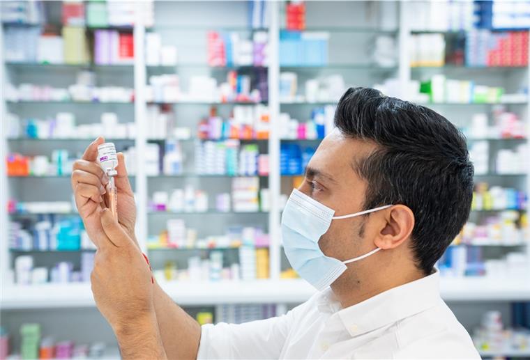 Corona: Grünes Licht für Impfstoff von Astrazeneca Apotheker Bhaveen Patel zieht eine Dosis des Corona-Impfstoffs von Oxford/AstraZeneca auf, um eine Impfung vorzubereiten,