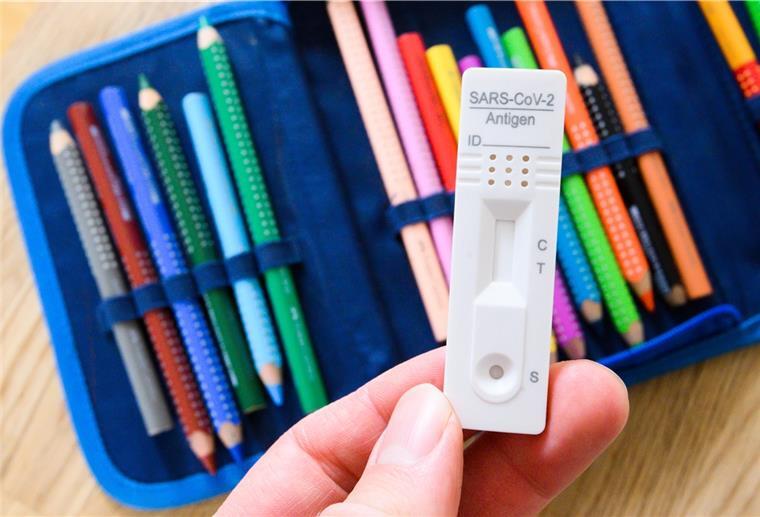 Der Corona-Test gehört weiterhin zum Schulalltag dazu.