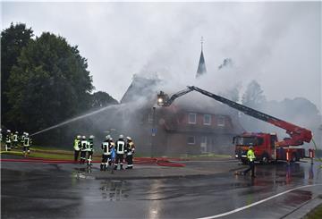 Der Dachboden eines Dreifamilienhauses im Nordenhamer Stadtteil Esenshamm fing am frühen Donnerstagabend Feuer.