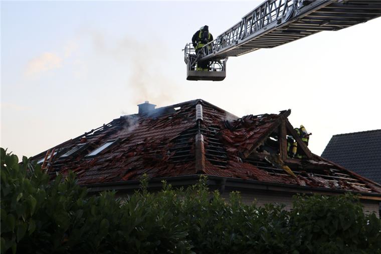 Dachstuhlbrand in Schiffdorf: So hoch wird der Schaden geschätzt Der Dachstuhl des Einfamilienhauses in Schiffdorf war nicht mehr zu retten.
