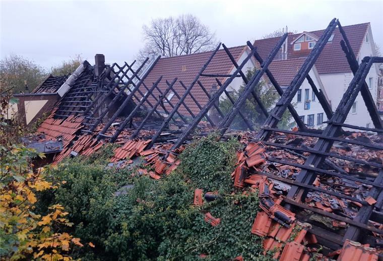 Nach Dachstuhlbrand: Löscharbeiten dauern bis in die Abendstunden Der Dachstuhl des Gebäudes brannte vollständig aus.