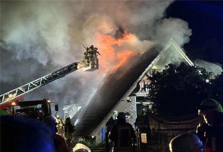 Nächtlicher Brand in Fintel: Einfamilienhaus wird durch Flammen komplett zerstört Der Dachstuhl eines Einfamilienhauses in Fintel stand komplett in Flammen.