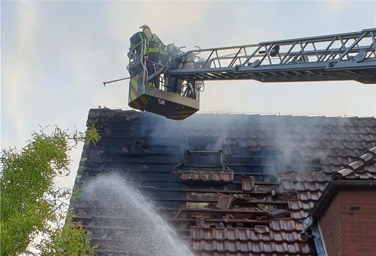 Dachstuhlbrand in Schiffdorf Der Dachstuhl eines Wohnhauses in Schiffdorf war am Sonntagabend in Brand geraten.