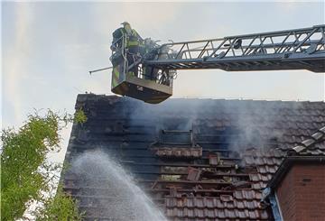 Der Dachstuhl eines Wohnhauses in Schiffdorf war am Sonntagabend in Brand geraten.